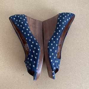 Fossil Fabric Ladybug Wedges. Super Cute Navy/Cream Print. Size 7